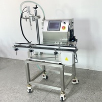 Machine de remplissage automatique de liquides (sauces, crèmes, fluides à haute viscosité) de type convoyeur, pompe à engrenages, en acier inoxydable 316L.