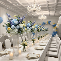 Realistich blauw wit geel roos hortensia delphinium kunstbloemenarrangement hoge zwarte vaas bruiloftstafel