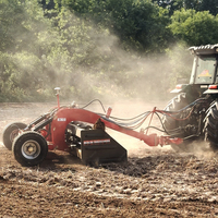Tracteur avec lame de nivellement montée sur attache 3 points arrière pour décompacteur de sol agricole