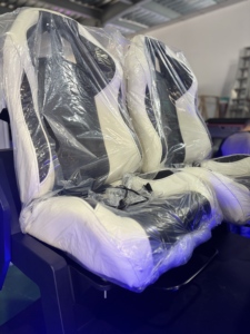 Máquina de Carreras de Madera de 2 Asientos y 3 Pantallas, Simulador de Auto 3 DOF, Equipo de Entretenimiento para Interiores, Accesorios para Centros Comerciales y Parques de Aventuras - Product Image 6