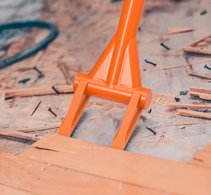 Barre de démolition Demo Bar, dépaumeur de palettes robuste avec poignée, pour une élimination efficace et sans effort des planches de terrasse - Product Image 5