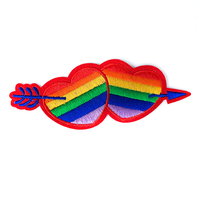 El nuevo corazón caliente parches bordados iridiscentes venta al por mayor apliques de tela coloridos parche bordado de corazón de flecha personalizado para bolsa