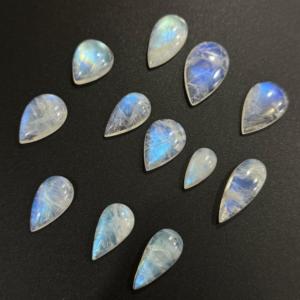 พลอยหลังเบี้ยทรงลูกแพร์สีรุ้งแบบเต็มลายมูนสโตนสีรุ้งธรรมชาติสำหรับเล่นสีสวย - Product Image 3