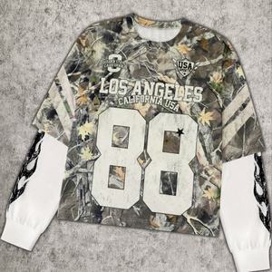 Camiseta de Hombre con Cuello Redondo, Manga Doble Capa, Hombros Caídos, Estampado de Letras de Camuflaje en Tejido de Punto Personalizado, Estilo Urbano - Product Image 2