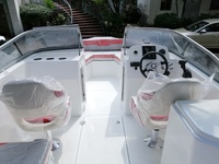 Yacht de sport avec tour de wakeboard, auvent bimini, bateau en fibre de verre pour 8 personnes avec moteur hors-bord, siège confortable en forme de U