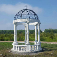 Gazebo extérieur élégant en marbre grec moderne de luxe, poli à la main, avec toit métallique