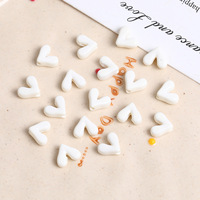 Candykleurige acryl hartvormige kralen met glad oppervlak, losse tussenkralen voor het maken van DIY armbanden, telefooncharms, sleutelhangers en sieraden.