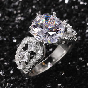 Anillo de compromiso de plata con diamantes para mujer F773, con piedra principal de corte brillante redondo cultivada en laboratorio y diamantes laterales. - Product Image 3