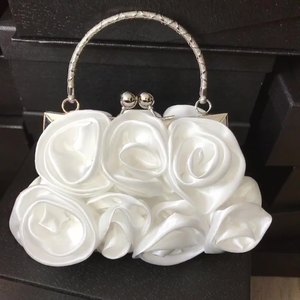 Bolso de mano floral para mujer, diseño de rosas de satén blanco, para ocasiones de banquete y fiestas de boda - Product Image 1