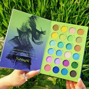 Paleta de Sombras de Ojos Multichrome de 72 Colores Altamente Pigmentadas, Estilo Libro, con Acabado Brillante y Mate - Product Image 3
