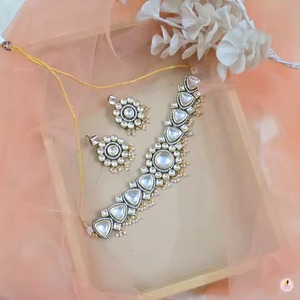 Élégant tour de cou Kundan en verre non coupé avec tentures en perles ensemble de bijoux de mariée traditionnel moderne pour femmes collier simple pour filles - Product Image 2