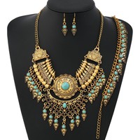 Parure de bijoux vintage bohème tribale en or antique, collier et boucles d'oreilles assortis à pampilles géométriques triangulaires multicolores en métal