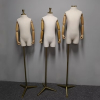 Mannequin mignon de bébé garçon de demi-corps pour l'affichage de fenêtre de boutique