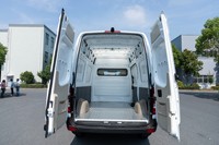 Autocar de tourisme avec configuration de sièges complète, espace à bagages encastré, idéal pour les spectacles lumineux nocturnes et les agences de destination