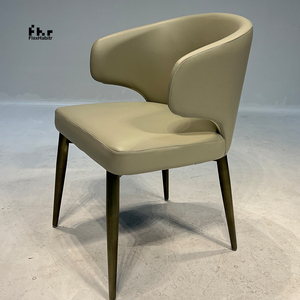 Sillón de Comedor Tapizado en Beige Personalizable con Patas de Bronce Vintage, Venta al Por Mayor para Proyectos Comerciales - Product Image 1