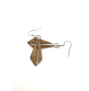 Boucles d'oreilles en résine et en bois, bijoux uniques faits à la main, légers et élégants, parfaits pour un usage quotidien et les occasions spéciales - Product Image 1