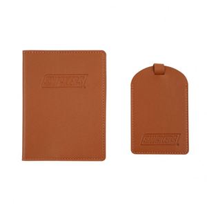 Ensemble de porte-passeports en cuir personnalisé et étiquette de bagage sur mesure pour cadeau familial - Product Image 1