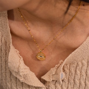 Collar con Colgante Redondo Chapado en Oro Que No Se Deslustra, Collar con Ojo de Diablo de Circonio - Product Image 3
