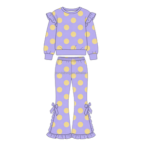 Conjunto de yoga para niñas de dos piezas: jersey gris con estampado de leopardo y volantes en los hombros, y pantalones acampanados blancos con lazo, para actividades deportivas. - Product Image 2