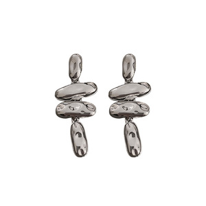 Boucles d'oreilles clous vintage pour femme, style européen et américain, en alliage de zinc électroplaqué, motif fleur ancienne à pompon, pour soirée - Product Image 6
