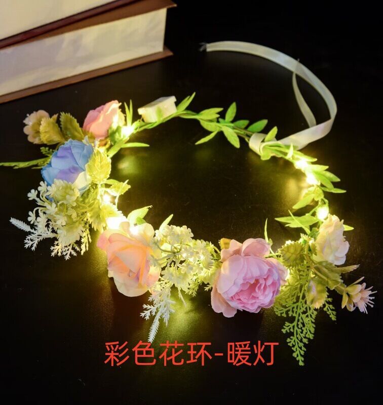 Nouvelle couronne éblouissante de lumières chaudes et colorées