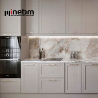 Meubles de cuisine classiques style Shaker avec finition laquée, construction en contreplaqué, organisateurs d'îlot de cuisine hauts, rangements et crédence.