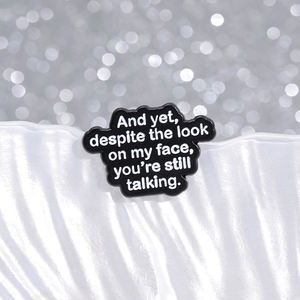 Sting Pins und doch trotz des Aussehens auf meinem Gesicht sprechen Sie immer noch Text Short Sente nce Emaille Brosche Mood Backpack Badge - Product Image 1