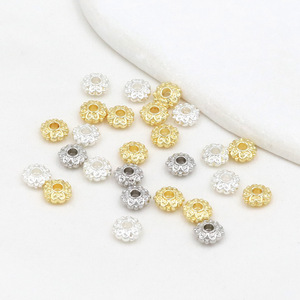 สร้อยข้อมือ/สร้อยคอ DIY ลายโคลเวอร์สี่แฉกแบบวินเทจเคลือบทอง 18K ขนาด 6 มม. พร้อมลูกปัดแบนกันชนแบบรักษาสี - Product Image 3