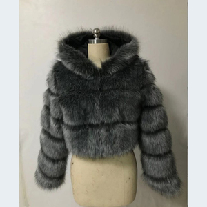 <span class=keywords><strong>Manteau</strong></span> court en fausse <span class=keywords><strong>fourrure</strong></span> pour <span class=keywords><strong>femme</strong></span> <span class=keywords><strong>avec</strong></span> <span class=keywords><strong>capuche</strong></span> intégrée et finition lisse - Product Image 3
