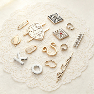 ออกแบบแฟชั่นเสื้อผ้า สลักชื่อแบรนด์ ป้ายโลโก้โลหะแบบกำหนดเอง - Product Image 2