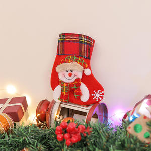Vente en gros Stock de Noël en feutre rouge non tissé Bonhomme de neige de Noël Père Noël Chaussettes avec porte-bas pour décorations de fête - Product Image 5