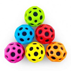 Pelota de Goma de Alta Resistencia Anti-Caídas con Forma de Luna, Porosa y Rebotante, Diseño Ergonómico para Niños, Juguete para Interiores y Exteriores Hecho de Espuma de PU, Regalos de Bienvenida - Product Image 3