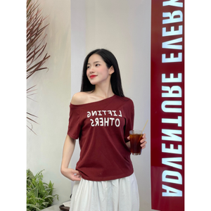 Couleur rouge prune prix usine T-shirt à une épaule pour femme à manches courtes, imprimé de lettres à la mode, tissu de coton en papier doux - Product Image 6