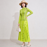 Ensemble plissé Miyake pour femme : haut à manches longues et col montant, jupe longue, imprimé abstrait vert, tenue plissée