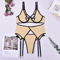 Ensemble de lingerie rose vif avec bordure noire, découpes, en maille ajourée, harnais et jarretière, 3 pièces avec détails anneaux métalliques