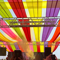 Décorations d'événements intérieurs et extérieurs : Voiles semi-transparentes colorées pour plafonds, tentures de toit, décoration de scène pour fêtes et concerts