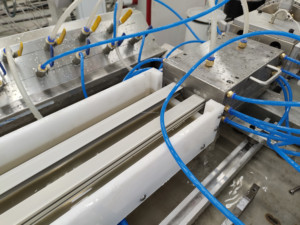 PVC uPVC khung cửa sổ hộ gia đình Rèm theo dõi đường sắt hồ sơ đùn Máy làm - Product Image 3