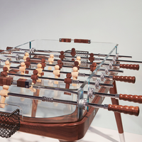 Table de football de luxe haut de gamme avec surface et cadres en verre trempé cristallin et pieds en bois