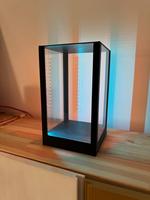 Vitrine d'exposition personnalisée en acrylique avec LED RGB pour figurines, modèles et présentation en magasin