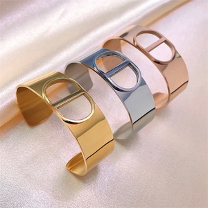 Pulseras de Acero Inoxidable de Alta Gama, Modernas, Resistentes al Deslustre, con Diseño Hueco y Grueso para Mujer - Product Image 2