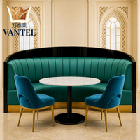 Ensemble de mobilier de luxe pour hôtels et restaurants : banquette incurvée sur mesure, table et chaises pour projets hôteliers