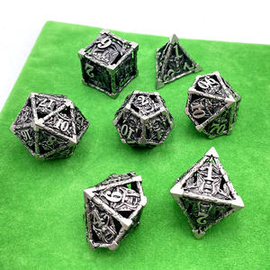 <span class=keywords><strong>Jeu</strong></span> de dés de luxe TCG <span class=keywords><strong>RPG</strong></span> avec logo gravé personnalisé 7 pièces dés polyédriques 8 côtés creux <span class=keywords><strong>en</strong></span> métal invocation forme carrée - Product Image 4