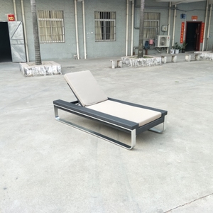 Grande chaise longue d'extérieur simple en rotin, chaise longue de couleur en osier personnalisée avec coussin imperméable, chaises longues en aluminium - Product Image 1