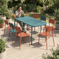 Ensemble de mobilier de bistrot moderne en aluminium pour terrasse, comprenant des chaises empilables et une table, idéal pour la maison ou l'hôtellerie