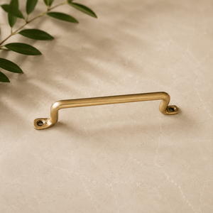 Poignée de meuble en laiton droite avec fixation inclinée pour armoires de cuisine, tiroirs, commodes et penderies - Product Image 1
