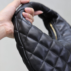 Bolsos de Mano para Mujer, Diseño de Lujo, Personalización Privada de Fábrica, Versátiles, Elegantes, de Piel de Cordero Negra Importada, Tipo Tote - Product Image 5