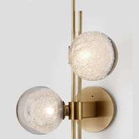 Lampe murale contemporaine Songdesign en bambou avec base dorée, design moderne pour hôtels haut de gamme, restaurants, chambres et salons