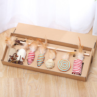 Vente en gros de sept pièces Bâton et cloche pour chat Jouet de dentition en laine de souris avec plumes Boîte-cadeau pour mât pour chat