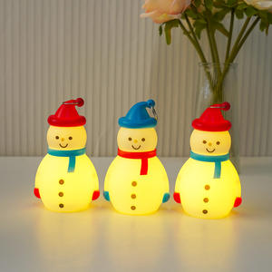 زهواو - إضاءة ليلية LED على شكل رجل ثلج كرتوني لعيد الميلاد، زينة بلاستيكية صغيرة، هدية للأطفال بتصميم مخصص، موديل 1173 - Product Image 3
