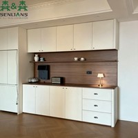 Buffet de cuisine moderne et minimaliste SLS avec station à boissons intégrée et étagère flottante ouverte